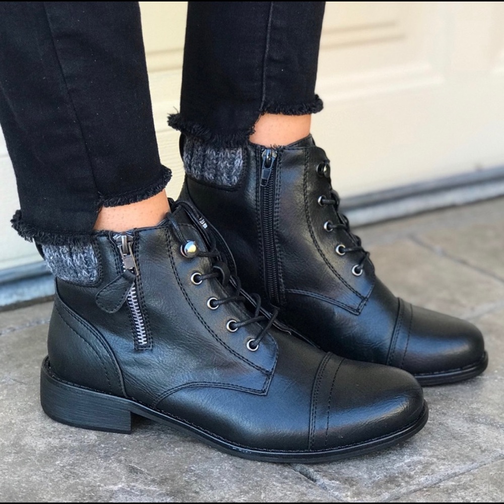 Black lace up knit collar flat ankle boots